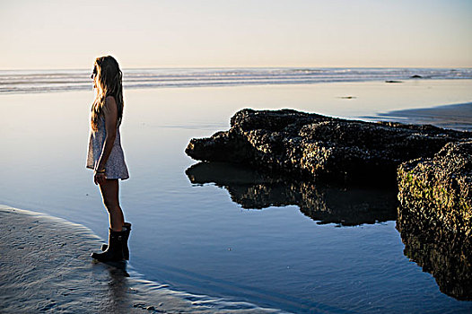女人,短小,夏裙,靴子,站立,海滩