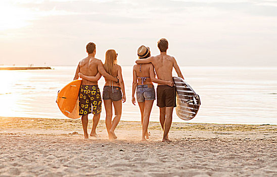 友谊,海洋,暑假,水上运动,人,概念,群体,微笑,朋友,穿,泳衣,冲浪板,海滩,背影
