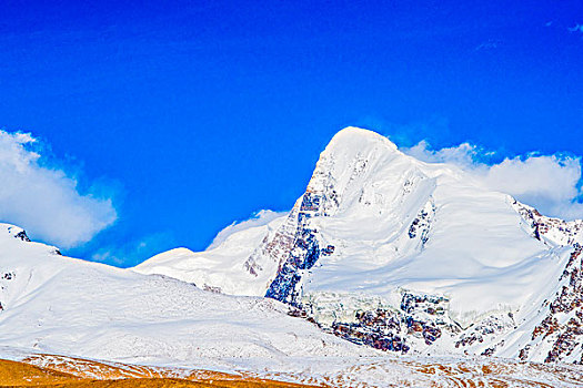 新疆,雪山,蓝天,红山