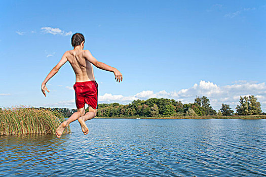 男孩,跳跃,桥,湖,梅克伦堡前波莫瑞州,德国,欧洲