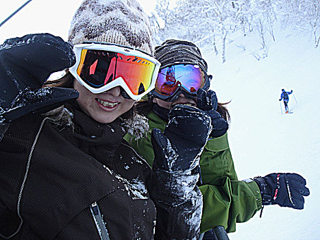 两个,微笑,女孩,穿戴,滑雪护目镜,冬天