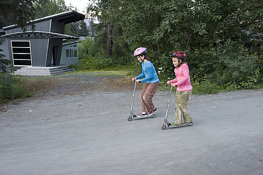 两个女孩,骑,住宅,街道,阿拉斯加,秋天