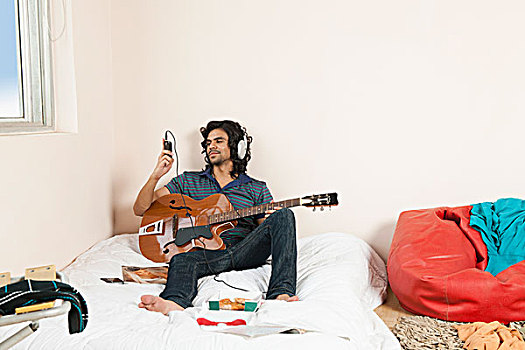 男人,听,mp3播放器,拿着,吉他,卧室