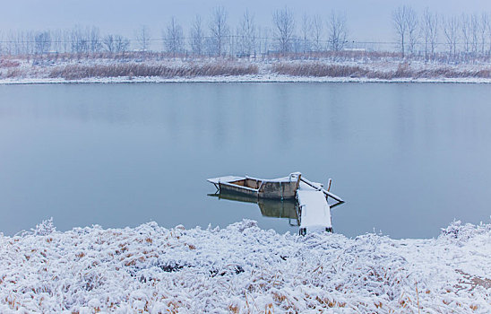 冬季雪后河边风景