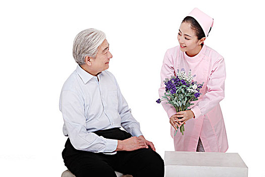 护士送花给病人
