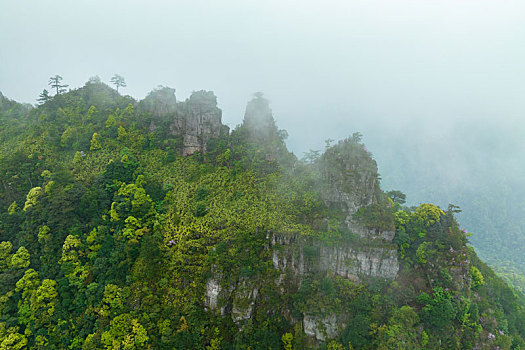 广西金秀圣堂山南山丹霞险峰雾海景观