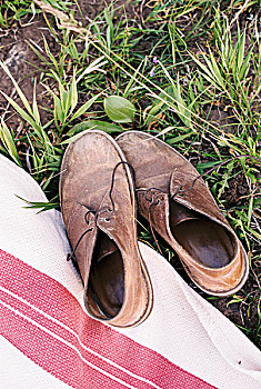 俯拍,一对,破旧,褐色,皮革,鞋带,向上,鞋,野餐毯