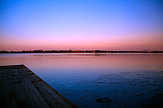 昆明湖傍晚夕阳下的木制栈桥