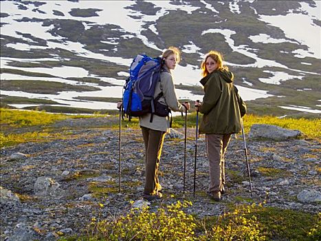 两个女人,远足者,山谷,国家公园,诺尔兰郡,挪威,斯堪的纳维亚,北欧