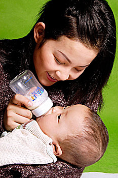 妈妈专注的给宝宝喂奶
