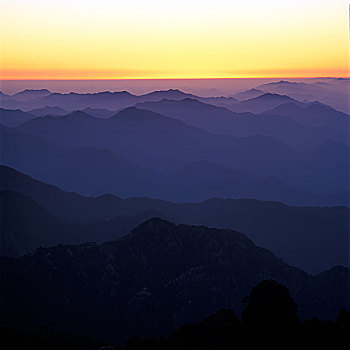 黄山西海层层叠叠的山峰