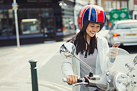 微笑,美女,发短信,手机,摩托车,穿,头盔,城市街道