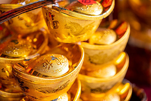 中国春节传统饰品竹篮里的金元宝,文字,招财进宝
