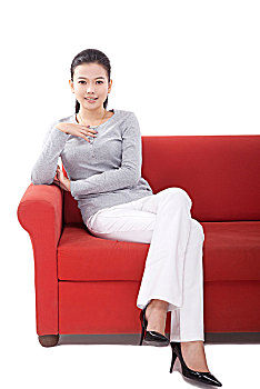 东方年轻时尚女性坐在沙发上