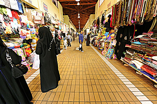 kuwait,city,local,colorful,market,with,traditional,cloths