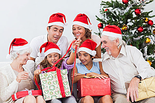 家庭,看,小女孩,打开,圣诞礼物,沙发