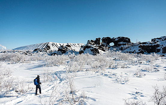 男人,徒步旅行,雪地,阳光,雪景,熔岩原,遮盖,拱形,石头,雪,火山地貌,国家公园,米湖,冰岛,欧洲