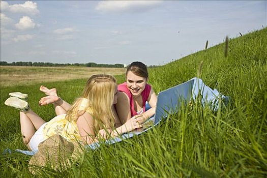 两个,微笑,女孩,笔记本电脑,躺着,毯子,草地