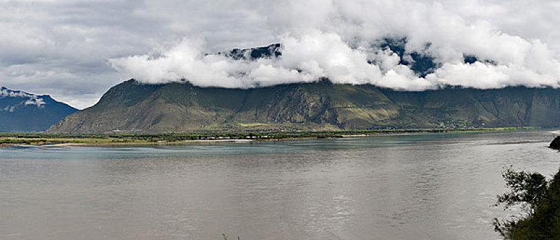西藏林芝尼洋河与雅鲁藏布江汇合处