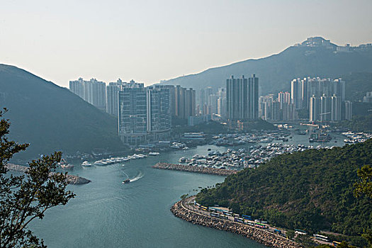 香港海洋公园海洋摩天塔上远眺香港仔海峡谷里的游艇