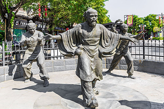 安徽省亳州城市街头雕塑华佗五禽戏