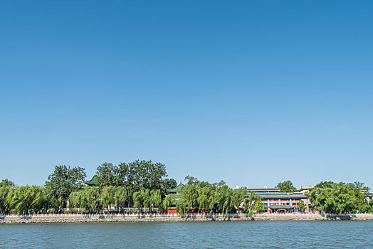 中国北京北海公园的湖边园林建筑