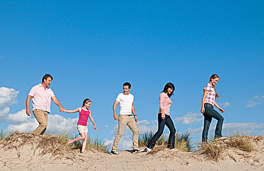 家庭,走,一起,沙滩,沙丘