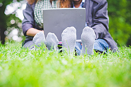脚,年轻,情侣,穿,袜子,坐,草,使用笔记本,电脑