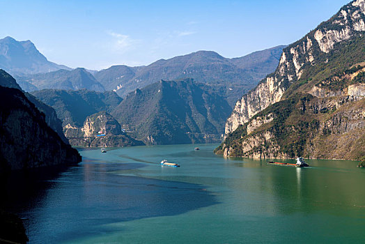 船舶行驶在长江三峡库区西陵峡河段