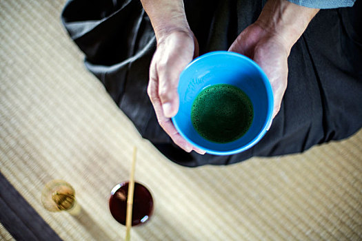 俯拍,特写,日本,男人,穿,传统,和服,跪着,地板,拿着,蓝色,器具,抹茶,茶道
