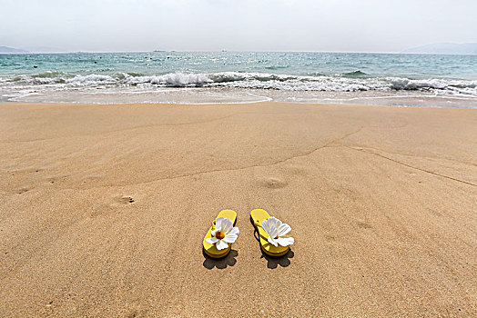 在沙滩上的拖鞋
