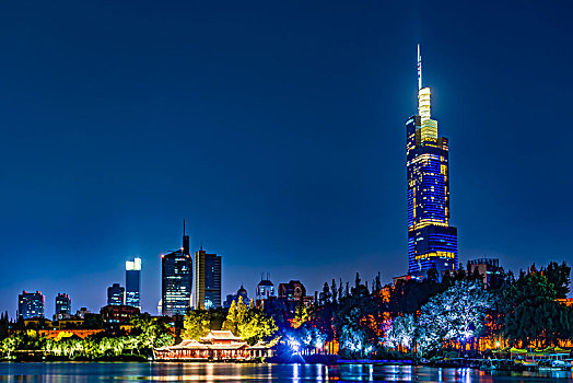 南京玄武湖与城市建筑夜景