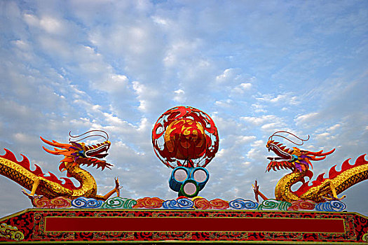 重庆渝北区春节期间街头搭建的龙形花灯