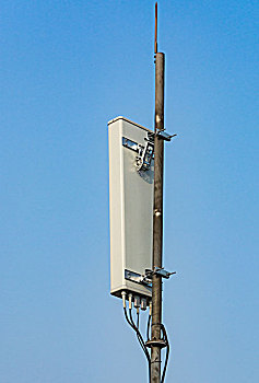蓝色的天空的背景和天线移动电话通信塔传输信号