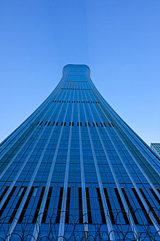 蓝天下高耸入云的北京cbd地标建筑大楼中国尊