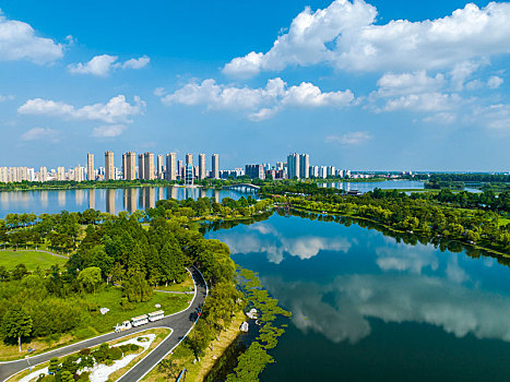 2022年8月1日,江苏省连云港市东海县西双湖风景区,郁郁葱葱,岸绿水清,天蓝景美,构成了一幅优美的夏日美景图,成为了市民休闲纳凉好去处