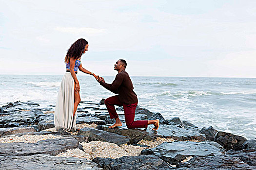 中年,男人,跪着,岩石上,旁侧,海洋,求婚,少妇