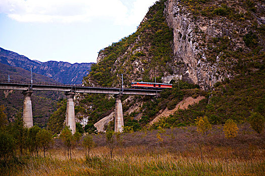穿过山体的铁路和铁路桥