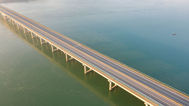 广西梧州,隆冬g65包茂高速浔江大桥美如画