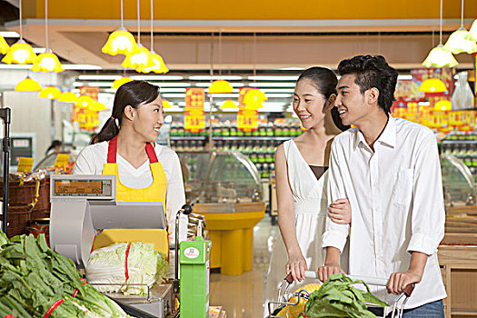 超市售货员与顾客