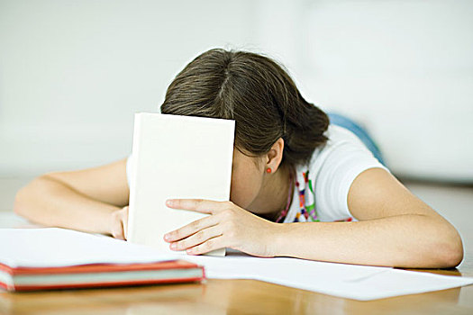 少女,躺着,地面,家庭作业,拿着,书本,正面,脸