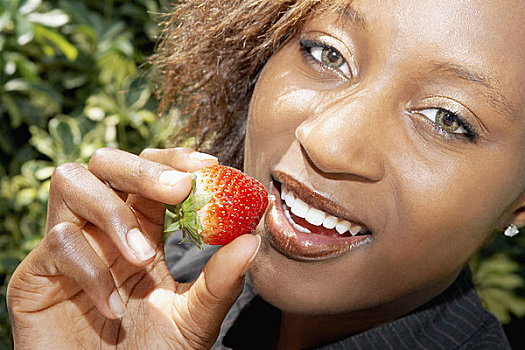 女人,拿着,草莓,微笑