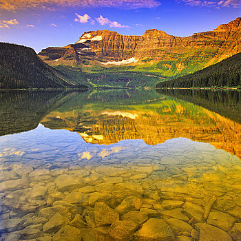 反射,山峦,水中,湖,瓦特顿湖国家公园,艾伯塔省,加拿大