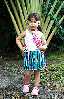 女孩,4岁,拿着,芭比娃娃,娃娃,姿势,正面,棕榈树,圣胡安,尼加拉瓜,北美