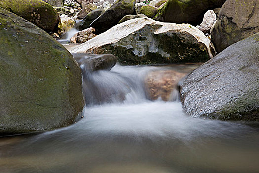 小溪流水