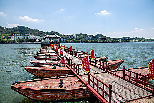 广东潮州中国四大古桥------广济桥十八只梭船架设的浮桥