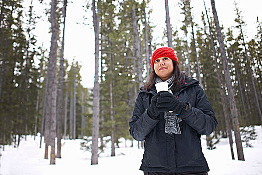 女人,积雪,树林,拿着,热饮,班芙,加拿大