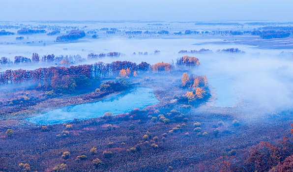 秋日晨雾中的乌苏里江
