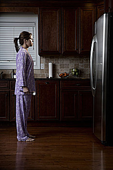 女人,睡衣,看,冰箱