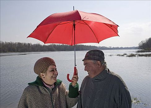 老年,夫妻,站立,河,分享,伞,微笑